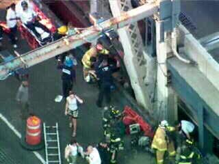 15 человек, в том числе трое пожарных, получили легкие ранения, а более 3 тысяч человек были эвакуированы из-за пожара, произошедшего в среду в нью-йоркском метро