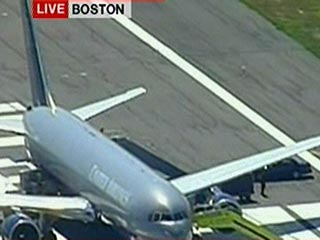 Пассажирка рейса United Airlines N923, который летел из Лондона в Вашингтон и был  вынужден совершить экстренную посадку в Бостоне  из-за ее поведения, оставлена под стражей как минимум на неделю