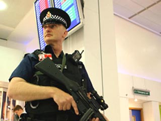 Усиленные меры безопасности в британских аэропортах сохранятся еще неделю