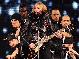 Неизвестные угрожают Мадонне и ее детям, требуя отменить концерт в Москве