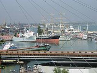 В порту Одессы из либерийского судна в море вылилась нефть