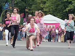 В Берлине прошли соревнования по бегу на каблуках