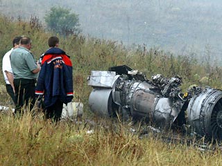 В Донецкой области Украины продолжается поиск "черных ящиков" с разбившегося во вторник российского самолета Ту-154. Их поиск затруднен, так как место, куда упал самолет, болотистое