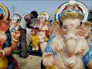 Ведущие телеканалы Индии передали накануне сенсационную новость: в храмах северных регионов страны каменные изваяния Бога Ганеши, которого изображают с человеческим телом и головой слона, начали "пить" молоко, предложенное верующими