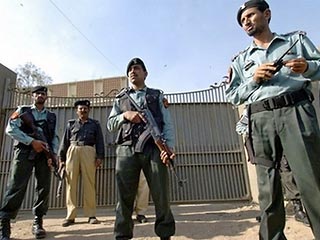 Полиция Пакистана задержала злоумышленника, который угнал локомотив, стоявший на запасных путях в районе порта Касим в провинции Синд, и пытался, как предполагается, использовать его для тарана пассажирского поезда
