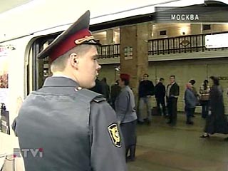 На станции метро "Комсомольская" в Москве пассажир упал на рельсы
