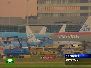 Голландская полиция арестовала в среду 12 пассажиров самолета американский авиакомпании Northwest Airlines, который выполнял рейс по маршруту Амстердам - Мумбаи