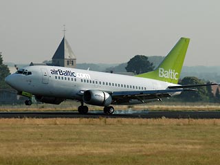 Самолет латвийской авиакомпании airBaltic, вылетевший в пятницу из Риги в Вену, вскоре после взлета по техническим причинам совершил вынужденную посадку в Рижском аэропорту