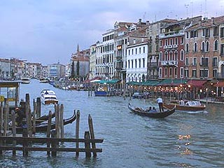 Если тенденция, которая наблюдается последние 40 лет, продолжится, через 24 года в Венеции не останется ни одного жителя - только толпы туристов