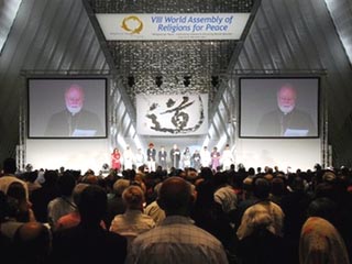 Для участия в форуме в Киото прибыли боле 500 делегатов, представляющих 70 национальных и ряд региональных межрелигиозных советов, а также около 1500 других участников из более чем 100 стран