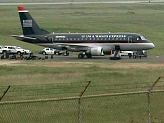 Самолет компании Republic Airways совершил в понедельник незапланированную посадку в штате Теннесси после того, как на борту была обнаружены записка угрожающего содержания. Никто из 56 пассажиров и 4 членов экипажа не пострадал