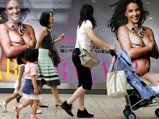 Во вторник плакаты с обнаженной беременной певицей Бритни Спирс украсили стены метро в Токио