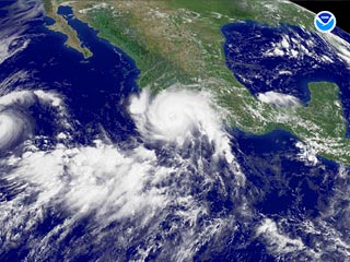 Ураган "Джон" в Тихом Океане набирает силу и угрожает по меньшей мере 800 тысячам жителей побережья Мексики
