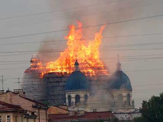 Прихожане собора, ставшие очевидцами пожара, говорят, что "купол вспыхнул мгновенно, как будто бы на него вылили бензин и подожгли"