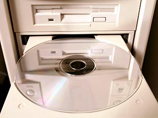На черном рынке за 900 рублей можно приобрести компьютерный диск с информацией о проблемных заемщиках, которые получали потребкредиты в 2002-2003 годах в банке "Первое ОВК"