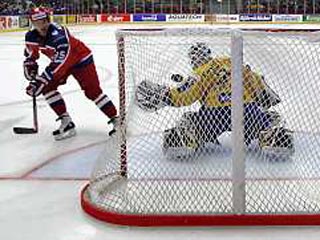 Российские хоккеисты начали защиту титула с победы над шведами