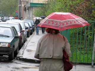 По прогнозам синоптиков, в Москве в воскресенье будет довольно тепло и дождливо