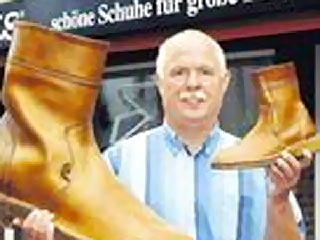 Германский сапожник изготовил ботинки 57-го размера для самой высокой женщины в мире