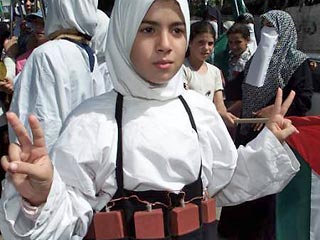 Террористическая организация "Хизбаллах" готовит из своих юных членов террористов-смертников. Эти дети появляются на парадах "Хизбаллах", и в последнее время их стали называть "мучениками"