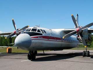 Самолет Ан-24, следовавший из поселка Пионерный в город Томск, в понедельник вечером совершил посадку с одним отказавшим двигателем
