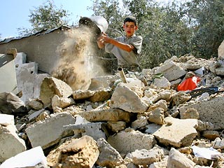 Израильские ВВС нанесли в понедельник вечером удар по зданию в лагере беженцев Джабалия на севере сектора Газа. Как сообщило во вторник израильское радио, здание разрушено, двое палестинцев легко ранены