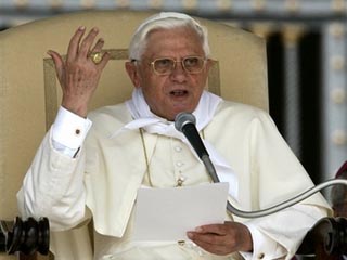 Папа Римский Бенедикт XVI считает, что именно религия как "посланец мира" противостоит терроризму и насилию