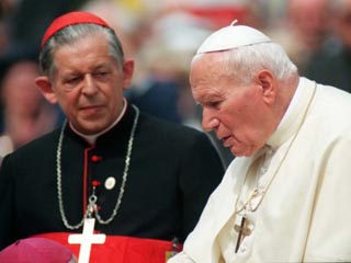 По словам главы Католической церкви в Польше кардинала Йозефа Глемпа (на фото - слева), "Москва действительно проявляла большой интерес к тому, что происходило в Риме, когда на престоле Святого Петра находился Папа-поляк"