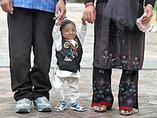 Заявка непальского мальчика на признание его самым маленьким человеком в мире отклонена редакцией Книги рекордов Гиннеса из-за слишком юного возраста претендента