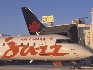 Одетого в хасидские одежды мужчину высадили в Канаде из самолета авиакомпании Air Canada Jazz, вылетавшего из Монреаля в Нью-Йорк