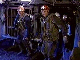 В момент возгорания в шахте находились 48 человек. Сразу удалось эвакуировать 19 шахтеров, сообщает ИА RegNovosti. Позднее через горизонтальные стволы шахты были эвакуированы еще 10 рабочих