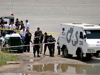 Вооруженные преступники, не произведя ни единого выстрела, похитили в четверг в международном аэропорту гватемальской столицы 8 млн долларов. В Гватемале СМИ называют произошедшее не иначе, как "преступлением века"