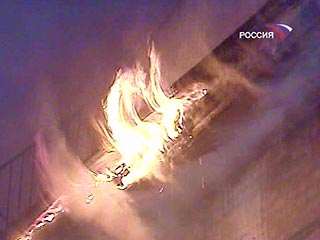В центре Москвы горит пятиэтажный жилой дом. Пожарным мешают припаркованные машины