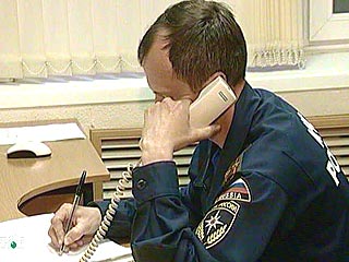Как сообщили "Интерфаксу" в управлении МЧС по Москве, сигнал о происшествии поступил на пульт дежурного по городу "01" около 18:40. В настоящее время на месте инцидента работают поисково-спасательные отряды