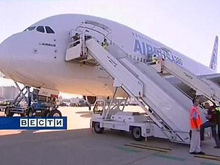 Концерн Airbus успешно завершил в пятницу вечером серию испытательных полетов самолета А-380 с пассажирами на борту