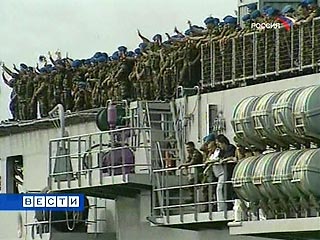 В морской порт Бейрута в субботу утром прибыл французский корабль с 200 военнослужащими французской армии, которые присоединятся к миротворческим силам ООН в Ливане 