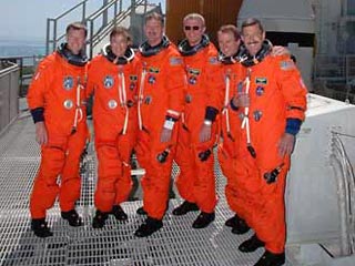 Состоящий из шести человек экипаж американского космического корабля многоразового использования Atlantis прибыл на стартовую площадку космодрома на мысе Канаверал (штат Флорида). До старта шаттла осталось три с половиной часа