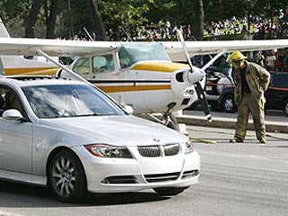 Вынужденное приземление по техническим причинам совершил в центре канадского города Монреаль небольшой самолет типа Cessna