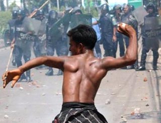 Массовые беспорядки в столице Бангладеш: около сотни раненых 