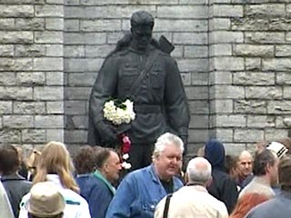 Власти Таллина запретили даже возлагать цветы Солдату Освободителю 22 сентября