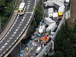 Крупное дорожно-транспортное происшествие произошло в Японии. В центре главного японского острова Хонсю на скоростной дороге в префектуре Нагано неподалеку от города Итимура столкнулись более 20 автомобилей, включая грузовые