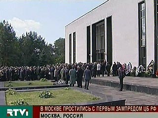Сотни людей пришли сегодня в Центральную клиническую больницу, чтобы проводить в последний путь первого зампреда Центробанка Андрея Козлова