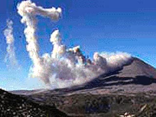Вулкан Карымский на Камчатке выбрасывает пепел на высоту до 2,5 км