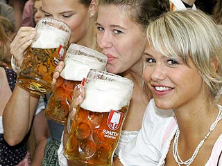 На открытии пивного праздника "Октоберфест" в Мюнхене гости выпили 500 тысяч литров пива и съели 10 быков