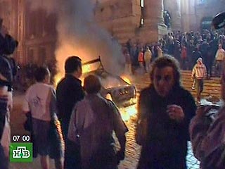 Массовые беспорядки проходят в эти часы у здания Венгерского телевидения в центре столицы. Собравшиеся требуют "отставки правительства, свободы слова и свободы печати в Венгрии"
