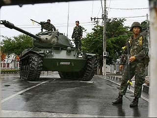 Военные, лояльные новому правительству Таиланда, пришедшему к власти в результате бескровного переворота накануне, арестовали Читчая Ваннасахита, вице-премьера предыдущего кабинета министров