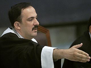 Новый судья на процессе по делу Саддама Хусейна выгнал экс-президента Ирака из зала суда 
