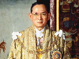 Король Таиланда Пумипон Адульядет издал указ о назначении лидера военного переворота, командующего армией Таиланда генерала Сонти Буньератклина главой правящего совета страны