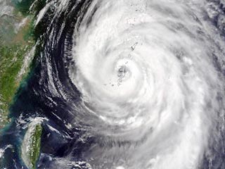 Со скоростью 30 км в час на основную территорию Японии с юго-востока надвигается мощный тайфун "Яги", который в предстоящие выходные приблизится к густонаселенному району Токио