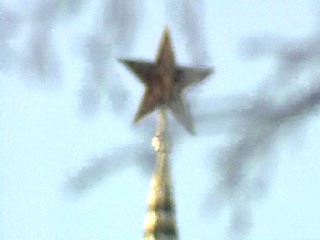 Находящаяся на вершине святой для православных людей Спасской башни коммунистическая символика смущает сердца верующих