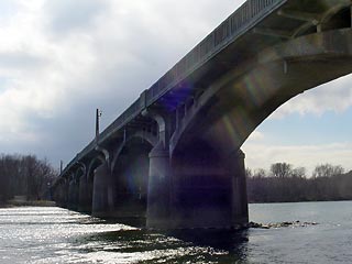 Бездомный американец прыгнул с 15-метрового моста в реку за выпавшими 20 долларами